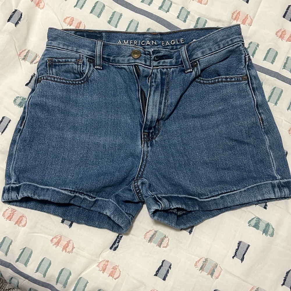 Like new American Eagle cuffed denim shorts